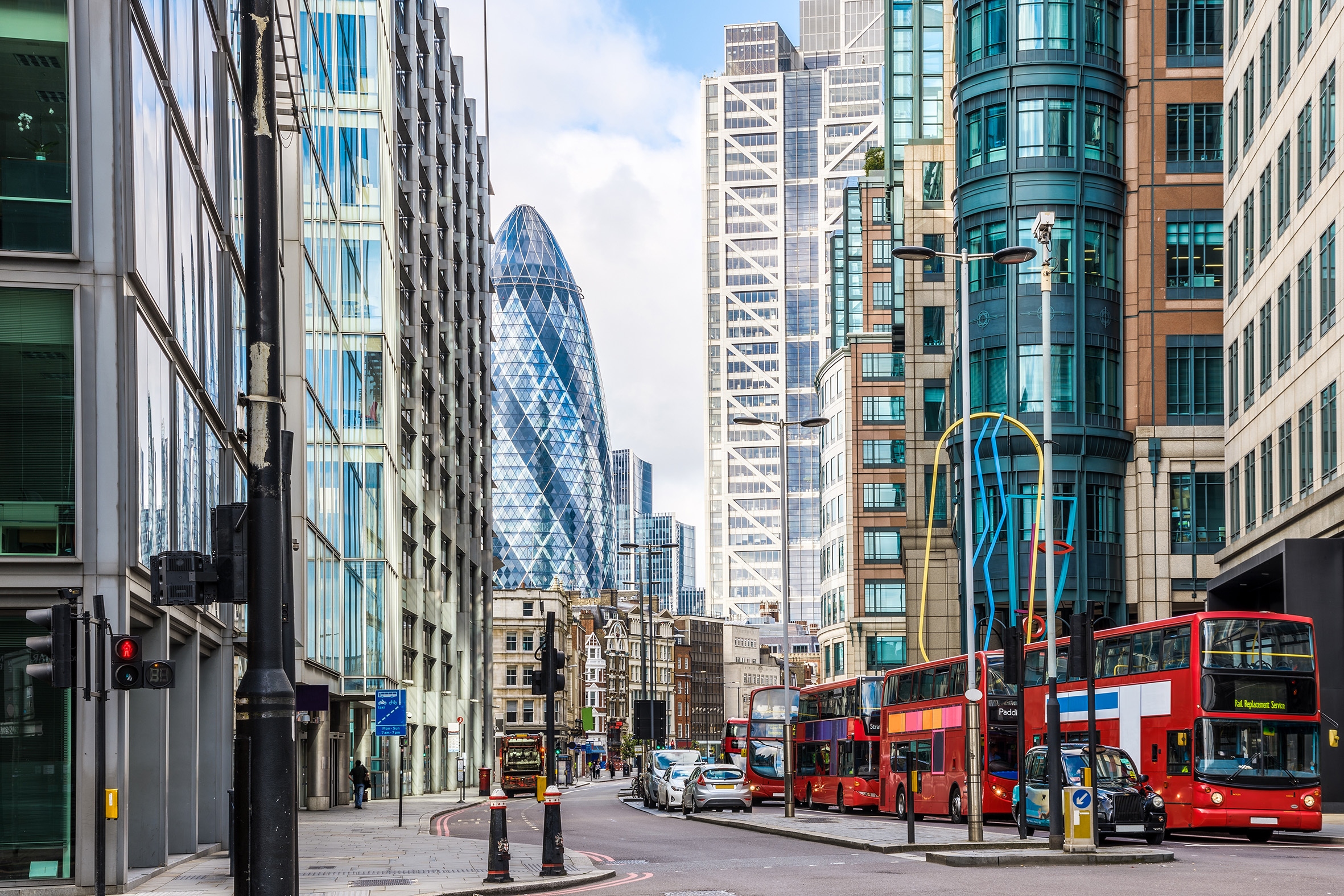 UK Job Vacancies Fall Nearly 6% Amid Economic Slowdown