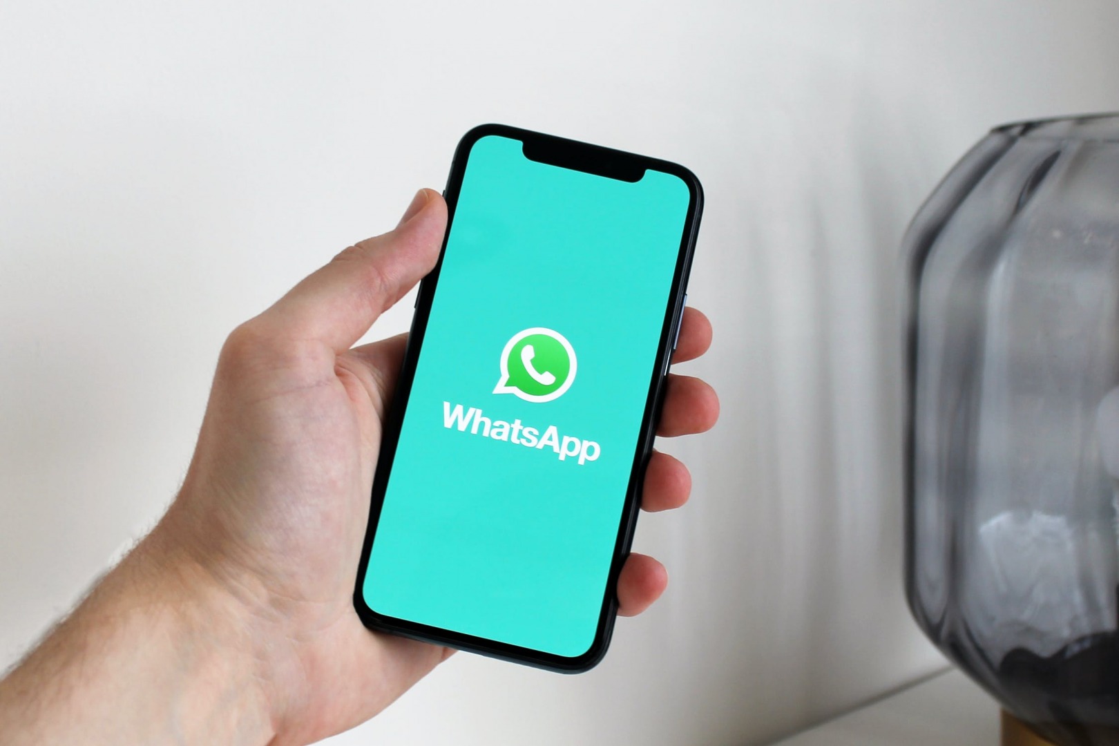 How to View a Picture on WhatsApp Without Opening a Conversation or Notifying Someone and Other Tricks You Need to Know 