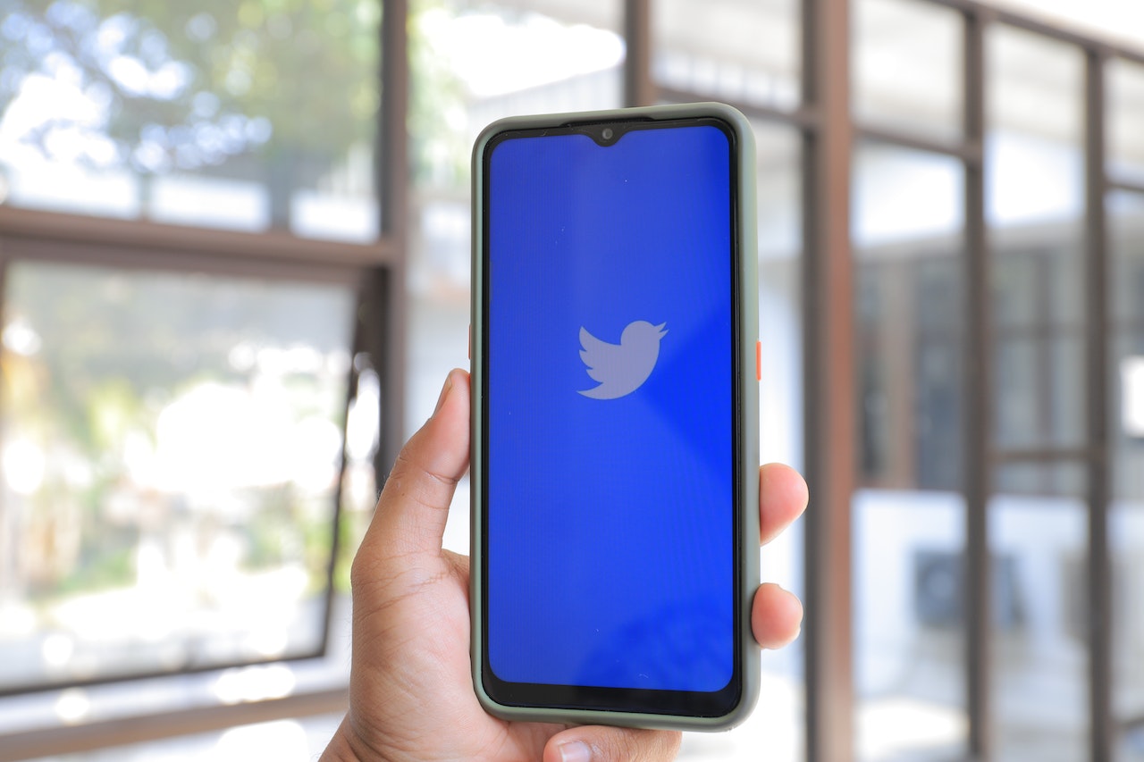 UK Searches for 'Delete Twitter Account' Surge 520% Amid Tweet View Limitation