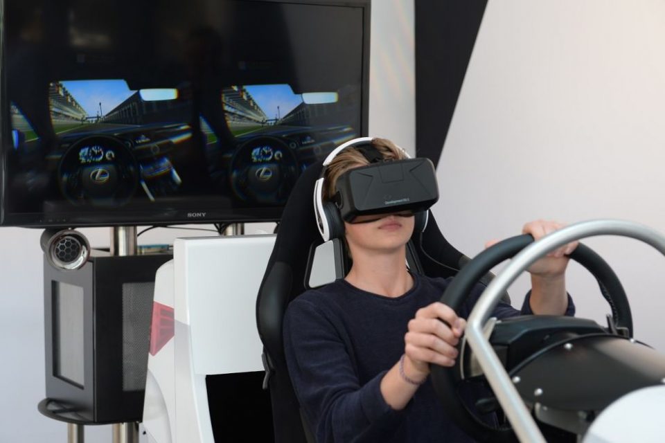 How To Use Virtual Reality and Augmented Reality to Improve Driving Lessons
