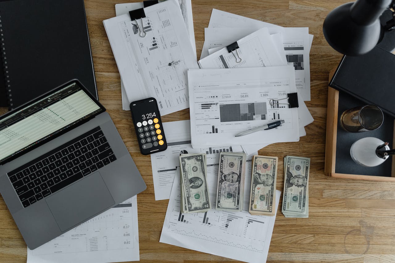 What To Look For When Managing Cash Flow And Avoiding Bad Business Debt 